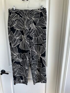 Chico's black with Taupe Floral Design Ankle Pants Chico’s 1.5 (US 10) M